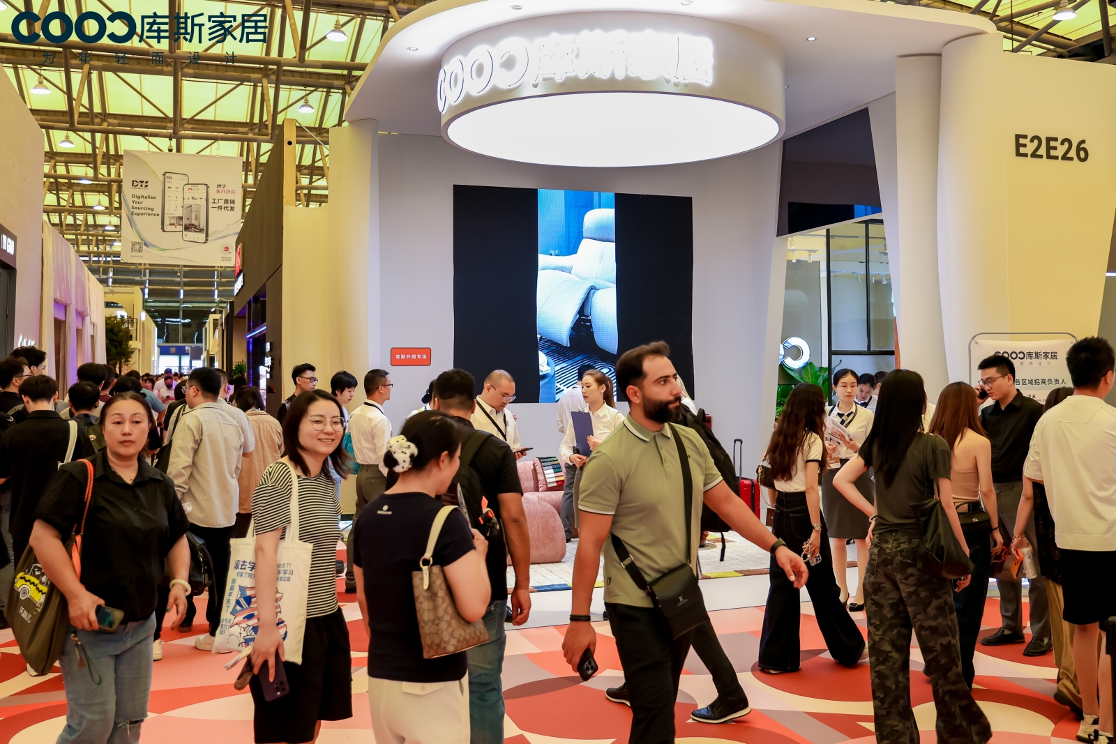 【品牌資訊】以創(chuàng)新設(shè)計(jì)引領(lǐng)家居新風(fēng)尚——庫斯家居亮相2025中國國際家具展覽會(huì)